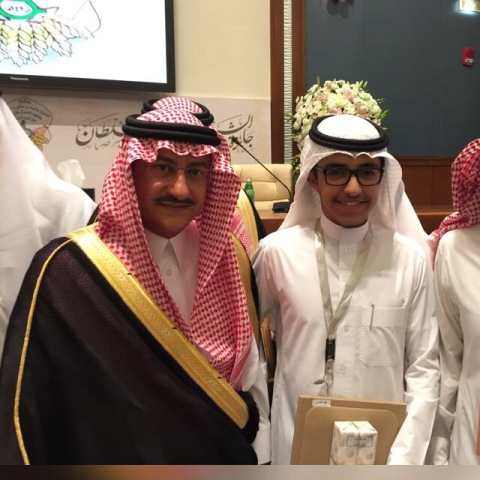 الطالب: فهد سعود البشير يحصل على جائزة التفوق والابداع
