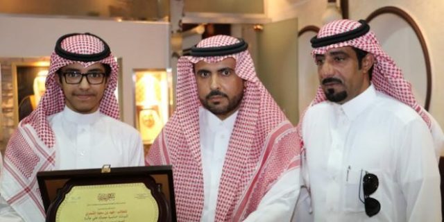 مدير تعليم حائل يكرم الطالب / فهد بن سعود بن بشير الثفينه الشمري لحصوله على جائزة الشيخ محمد بن صالح بن سلطان